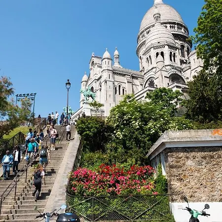 In Front Of The Sacre Coeur - 2 Bedrooms With Elevator Parigi