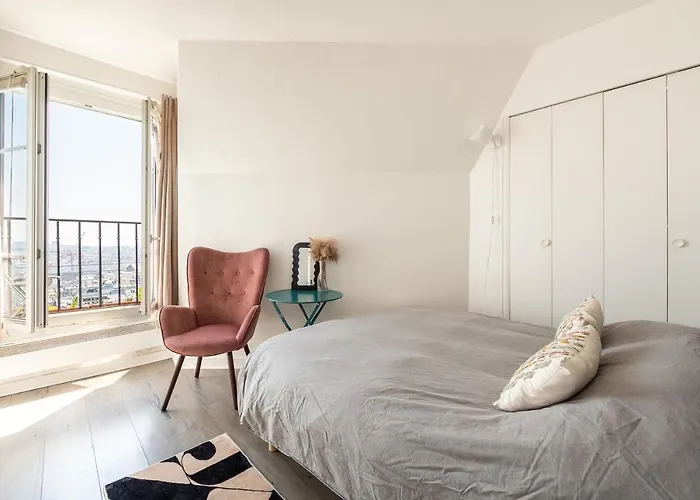 Apartment In Front Of The Sacre Coeur - 2 Bedrooms With Elevator Paris