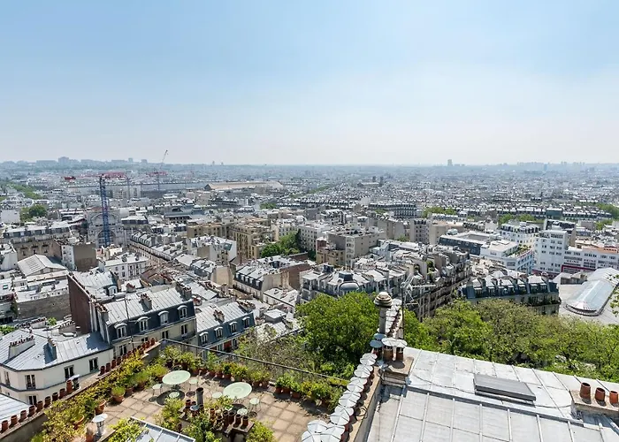 Apartment In Front Of The Sacre Coeur - 2 Bedrooms With Elevator Paris