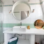 In Front Of The Sacre Coeur - 2 Bedrooms With Elevator 파리